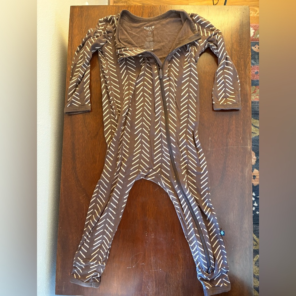 Kyte BABY Brown and Cream Baby Onesie